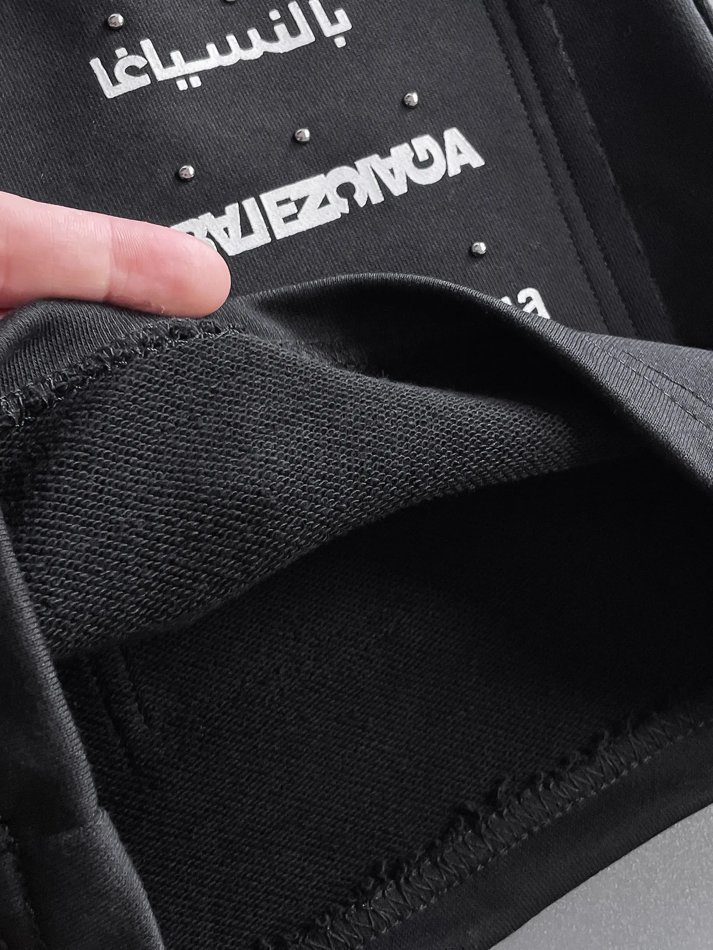 Balenciaga's three-standard complete 2025 summer New Arrival men's casual shorts, advanced custom-made Breathable fabric, Breathable fabric, extremely stretchy and comfortable, impeccable details, top-grade accessories, original logo design concept, delicate and soft feel! The upper body fit is awesome! Size: M-XXXL Please state your height and weight when ordering